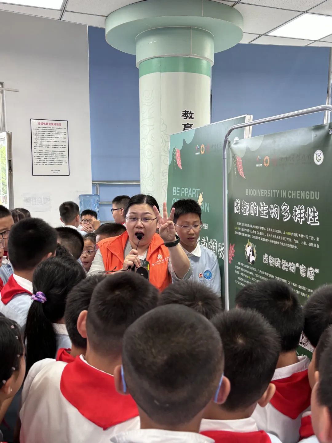 由四川大学博物馆的孟杨老师为同学们进行了科普宣传,首先讲解了成都